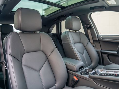 Certified 2026 Porsche Macan AWD/4WD image 25