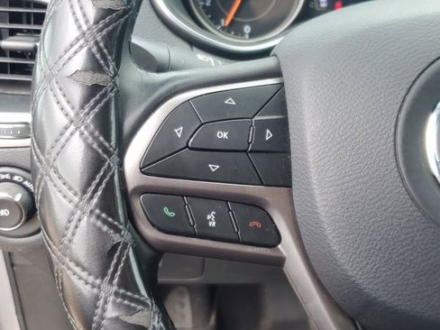 Used 2019 Jeep Cherokee Latitude Plus FWD image 18