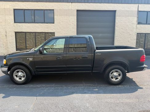 Used 2001 Ford F150 Lariat RWD image 2