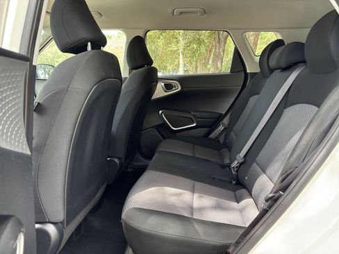 Used 2025 Kia Soul LX w/ LX Technology Package FWD image 23