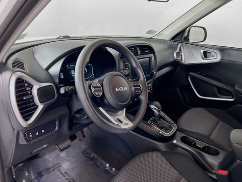 Used 2025 Kia Soul LX w/ LX Technology Package FWD image 9