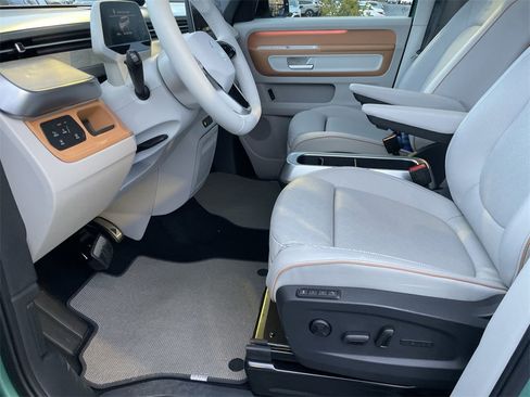 Used 2025 Volkswagen ID. Buzz 1st Edition image 9
