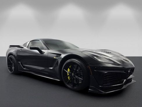 Used 2015 Chevrolet Corvette Z06 w/ 3LZ Preferred Equipment Group RWD image 1