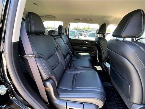 Used 2025 Nissan Armada SV image 34