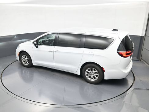 Used 2024 Chrysler Pacifica Touring-L FWD image 29