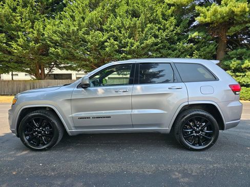 Used 2020 Jeep Grand Cherokee Altitude AWD/4WD image 3