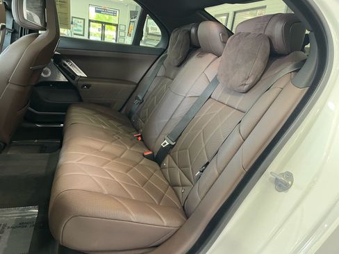 Used 2024 BMW i7 xDrive60 AWD/4WD image 34