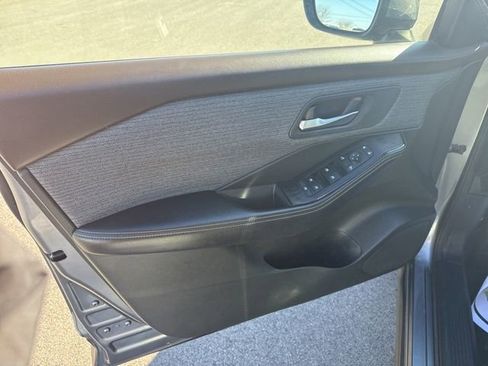 Used 2021 Nissan Rogue SV image 11