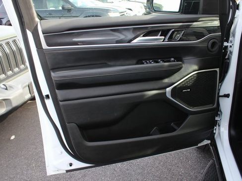 Used 2024 Jeep Wagoneer 4WD w/ Premium Group I image 21