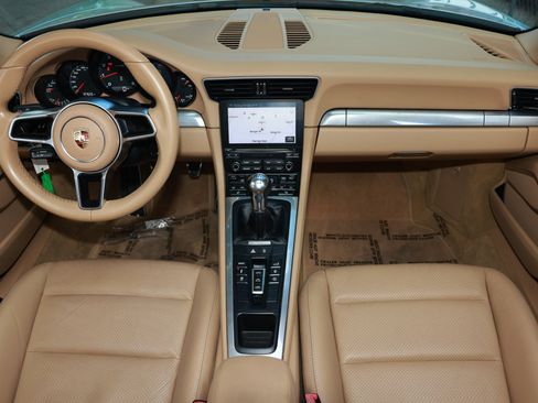 Used 2017 Porsche 911 Carrera 4 AWD/4WD image 2