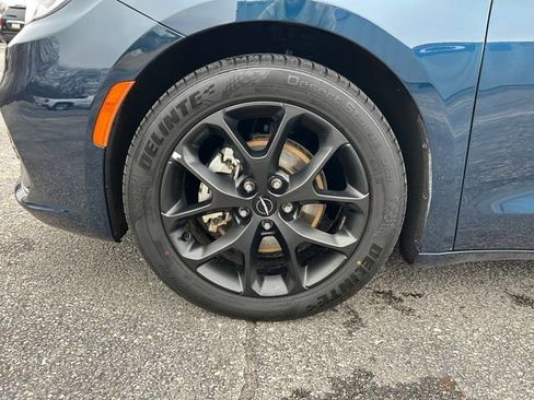 Used 2025 Chrysler Pacifica Limited image 10