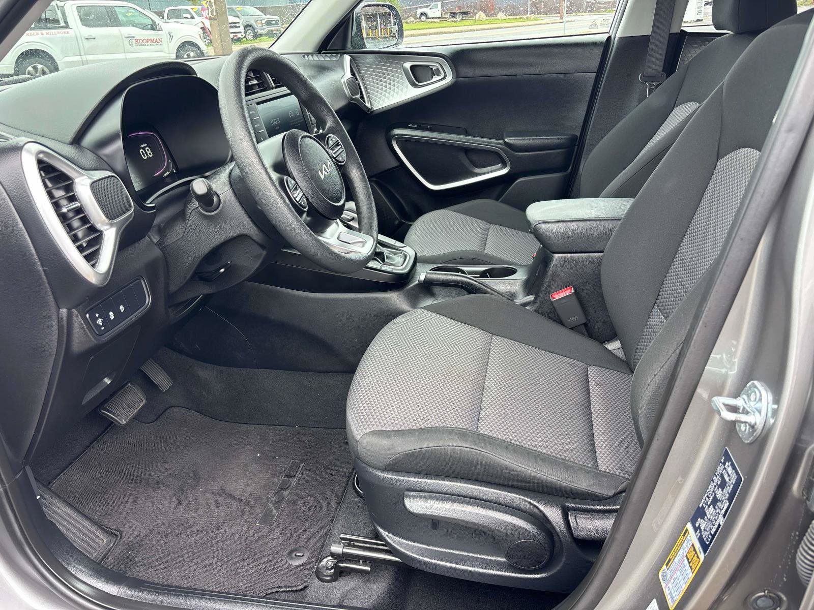 Used 2025 Kia Soul LX w/ LX Technology Package FWD image 9