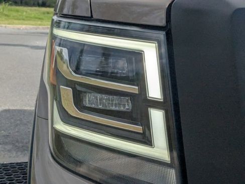 Used 2021 Nissan Titan PRO-4X w/ Pro-4x Convenience Package AWD/4WD image 8