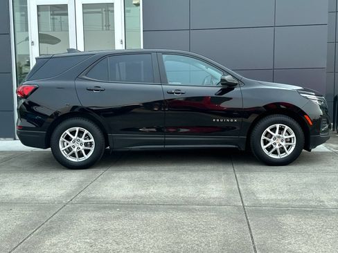 Used 2023 Chevrolet Equinox LS AWD/4WD image 2