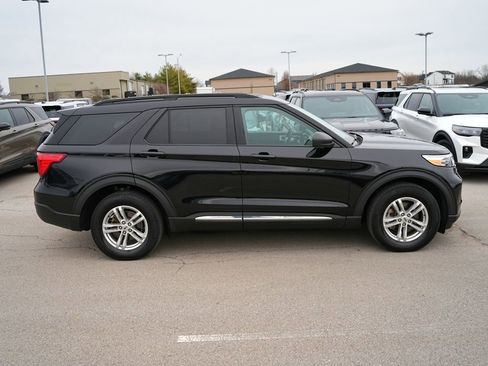 Used 2023 Ford Explorer XLT image 4
