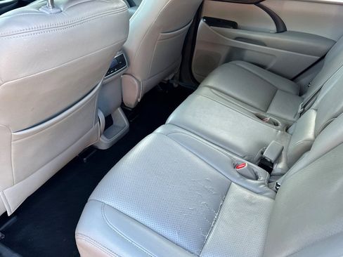 Used 2019 Toyota Highlander LE w/ Carpet Mat Package (TMS) image 13