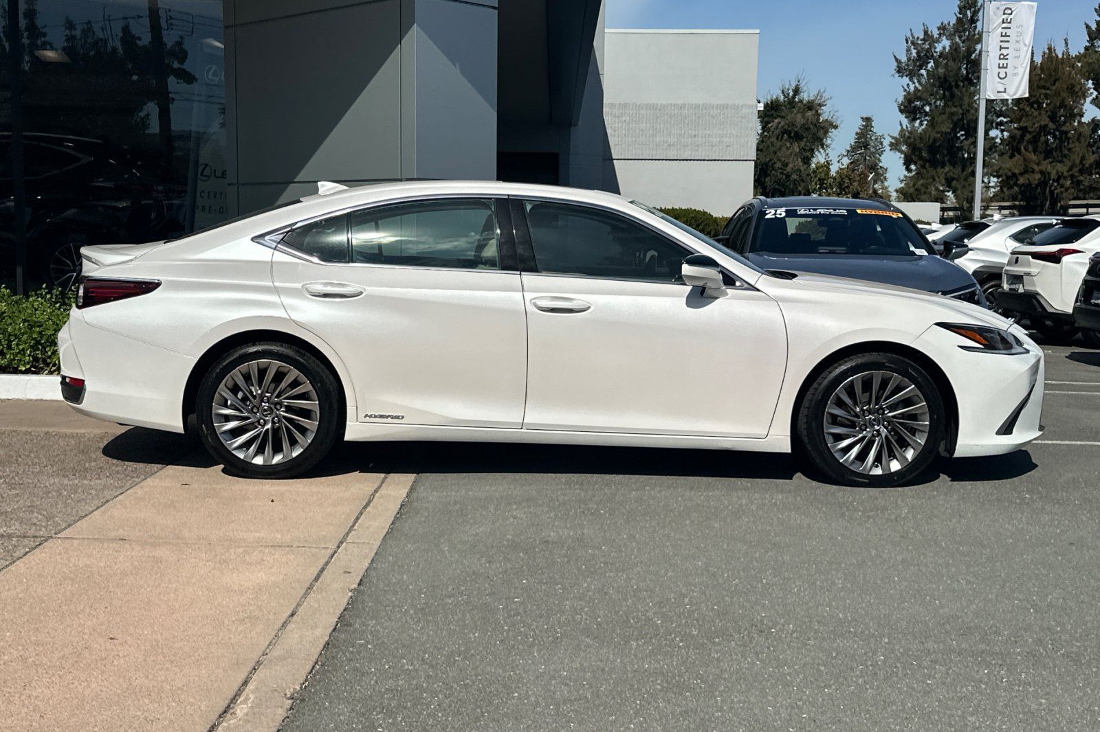 Used 2021 Lexus ES 300h w/ Accessory Package FWD image 3
