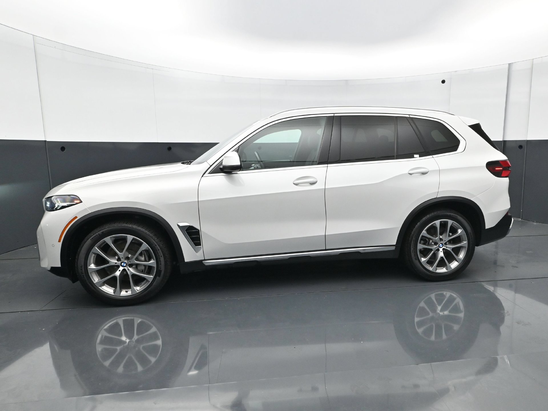 Used 2024 BMW X5 xDrive40i AWD/4WD image 3