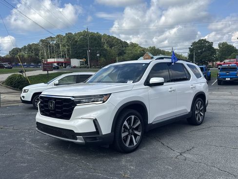 Used 2025 Honda Pilot Touring image 3