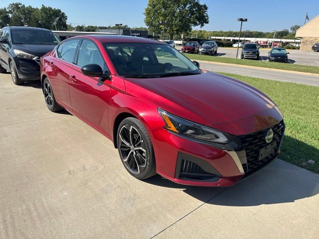 Used 2023 Nissan Altima 2.5 SR w/ SR Premium Package FWD image 4
