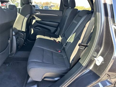 Used 2018 Jeep Grand Cherokee Laredo image 21