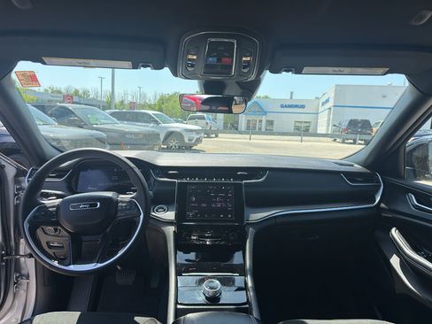 Used 2025 Jeep Grand Cherokee Altitude AWD/4WD image 28