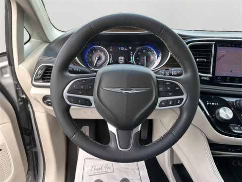 Used 2022 Chrysler Pacifica Limited w/ Uconnect Theater Family Group image 19