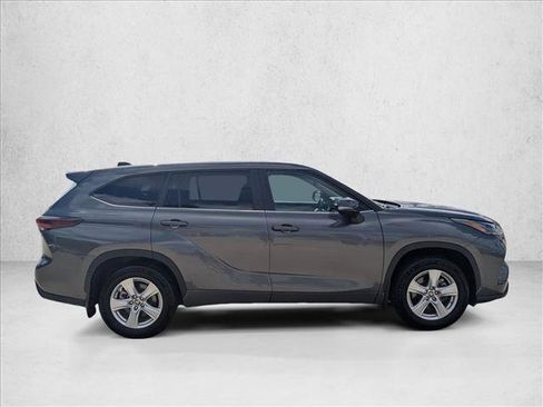 Used 2025 Toyota Highlander LE AWD/4WD image 4
