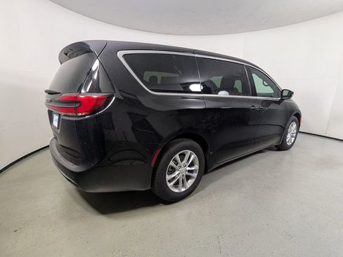 New 2026 Chrysler Pacifica Select image 8