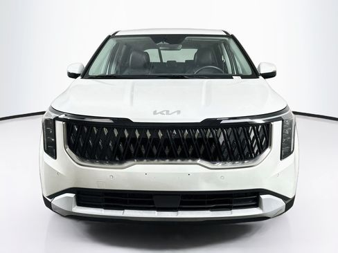 Used 2025 Kia Carnival FWD image 2