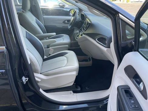Used 2017 Chrysler Pacifica LX FWD image 16