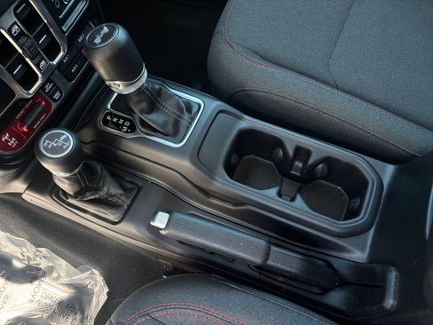 Used 2025 Jeep Wrangler Unlimited Rubicon image 40