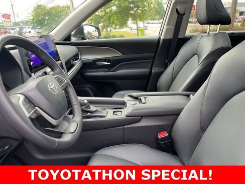 Used 2024 Toyota Grand Highlander XLE image 9
