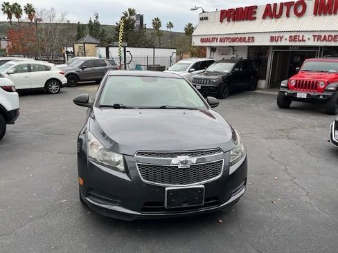 Used 2013 Chevrolet Cruze LS image 2