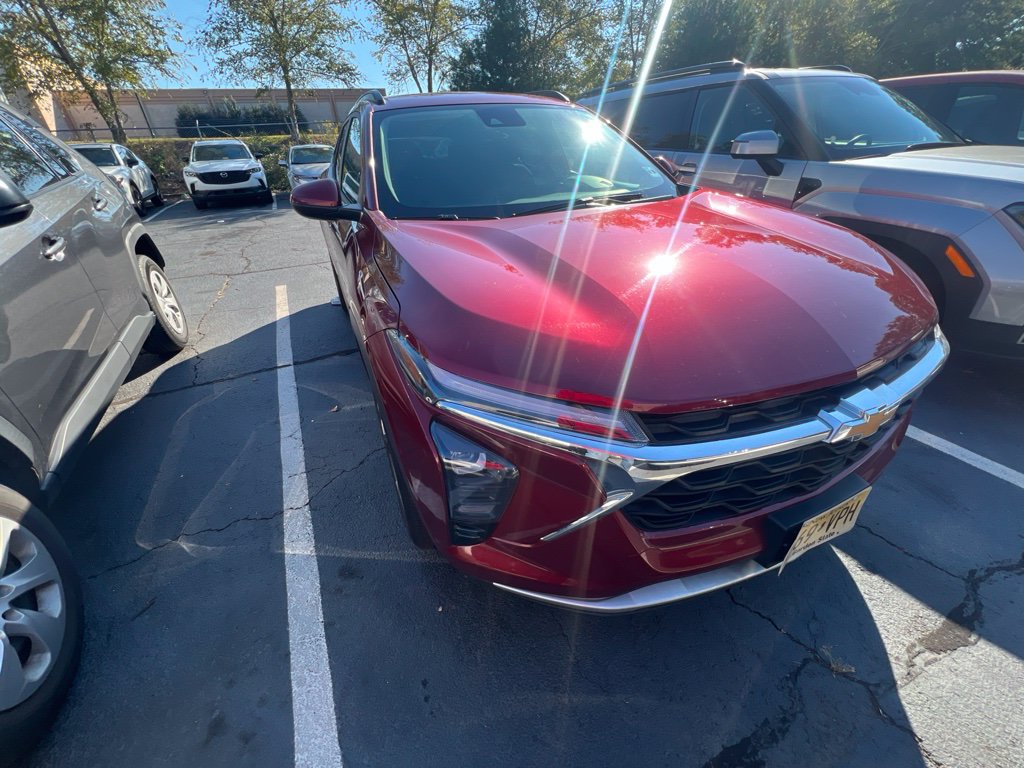 Used 2025 Chevrolet Trax LT w/ LT Convenience Package FWD image 7