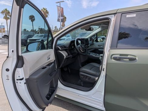 Used 2023 Toyota Sienna XLE image 9