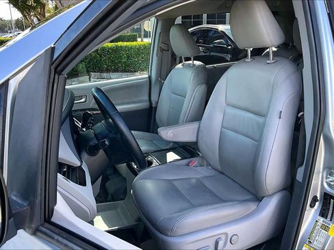 Used 2019 Toyota Sienna XLE image 7