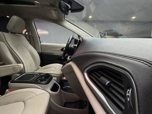 Used 2020 Chrysler Pacifica Limited FWD image 48