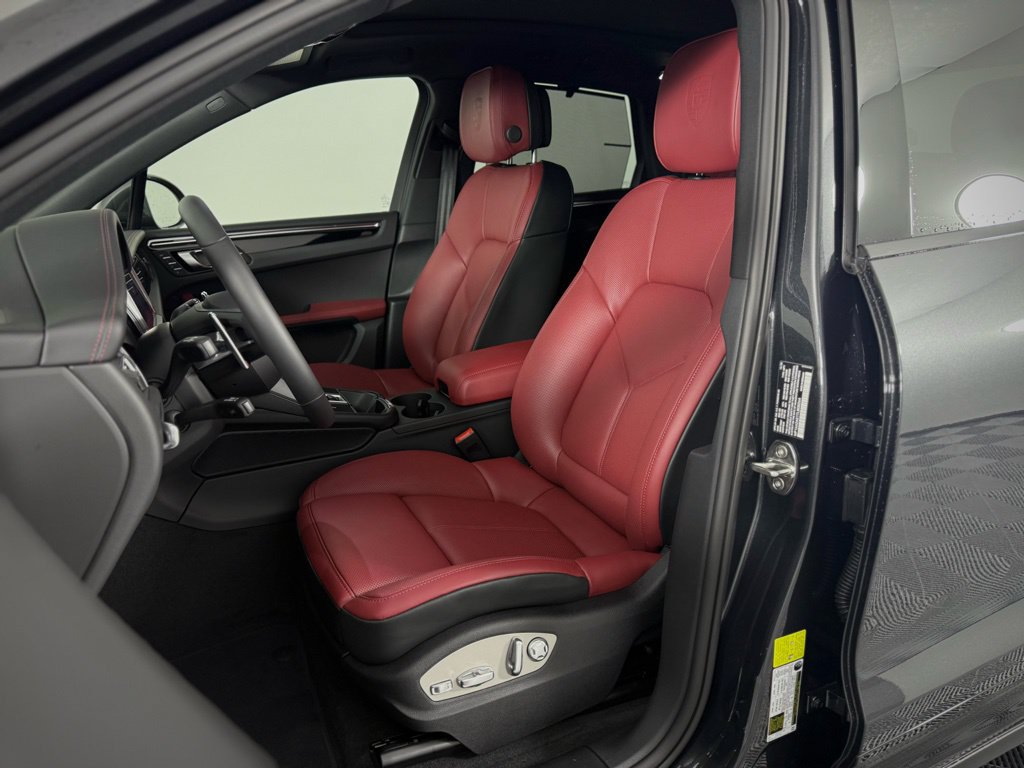 Certified 2026 Porsche Macan AWD/4WD image 5
