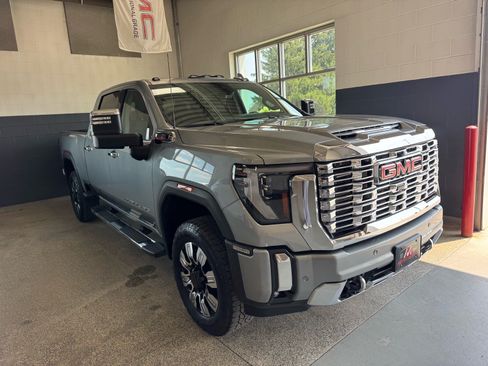 Used 2025 GMC Sierra 2500 Denali w/ Denali Reserve Package AWD/4WD image 3