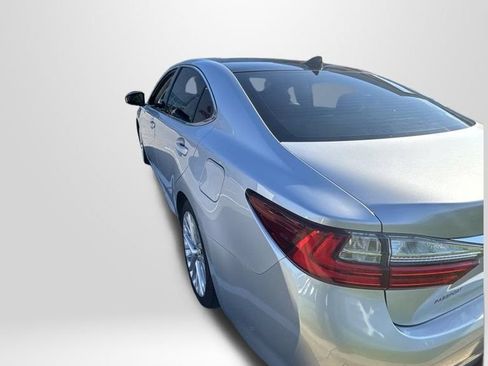 Used 2016 Lexus ES 350 w/ Luxury Package w/Wood Trim FWD image 4