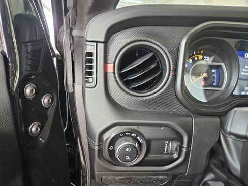Used 2025 Jeep Gladiator Rubicon w/ Convenience Group AWD/4WD image 27