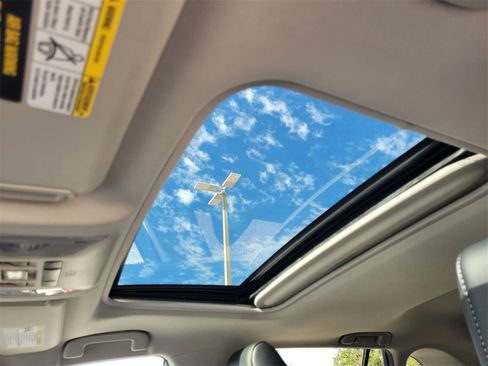 Used 2020 Toyota RAV4 XLE Premium image 5