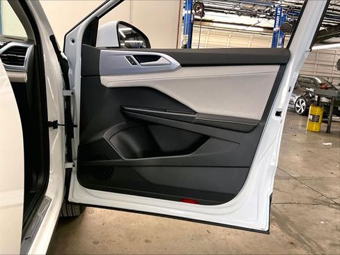 Used 2025 Volkswagen Taos SE w/ Panoramic Sunroof Package image 26