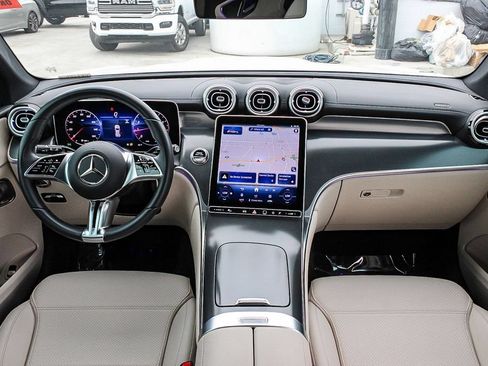 Used 2025 Mercedes-Benz GLC 300 4MATIC image 13