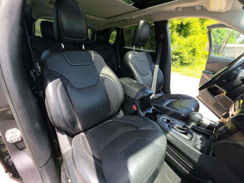 Used 2021 Jeep Cherokee Limited FWD image 6