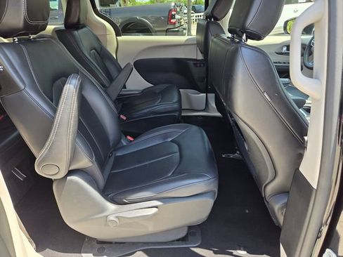 Used 2024 Chrysler Pacifica Limited FWD image 13