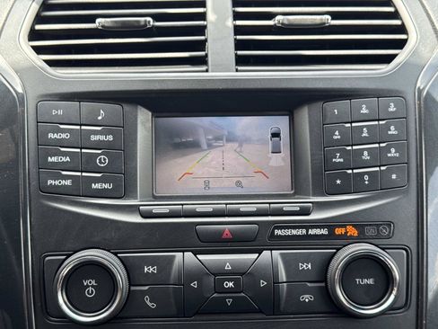 Used 2019 Ford Explorer XLT FWD image 25