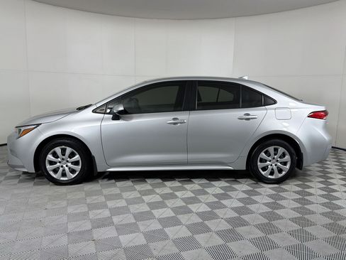 Used 2024 Toyota Corolla LE FWD image 2
