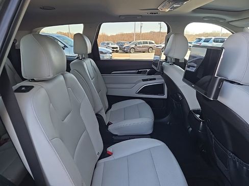 Used 2022 Kia Telluride S image 16